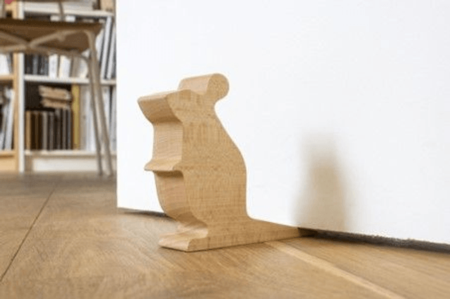 Mimi - Cale-porte en bois de Hêtre massif vernis