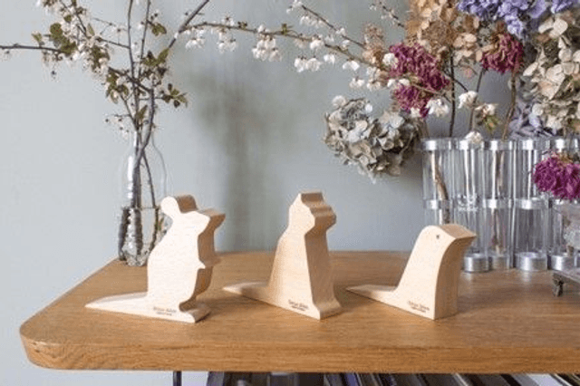 Mimi - Cale-porte en bois de Hêtre massif vernis